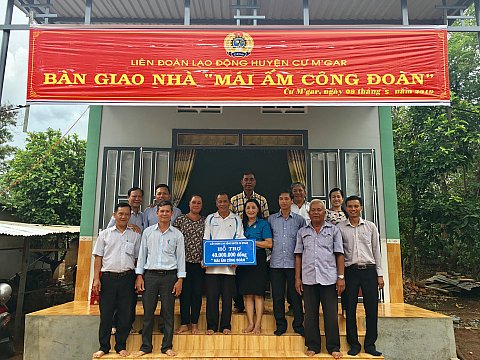 LĐLĐ huyện tổ chức lễ giao nhà “Mái ấm Công đoàn” cho gia đình ông Y Tha Mlô ở buôn Ea Mấp, thị trấn Ea Pốk